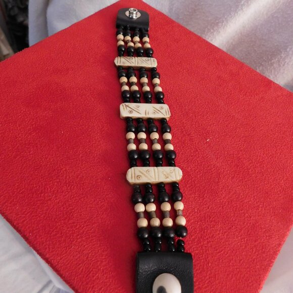 Ladies Black & Cream Beaded Bracelet - Picture 1 of 3